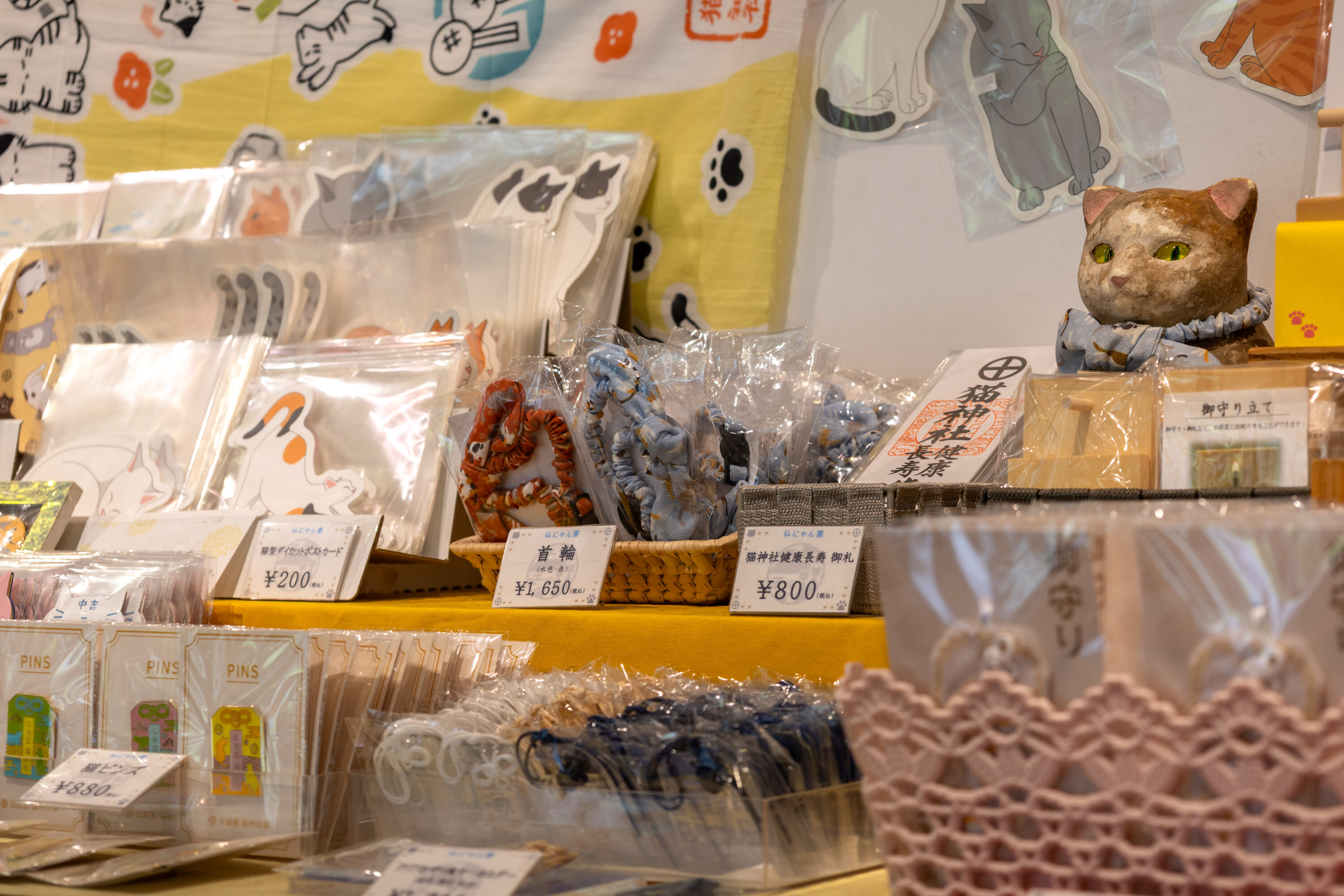 写真：島津家と関わりの深い猫。仙巌園限定の猫グッズを取り扱っております