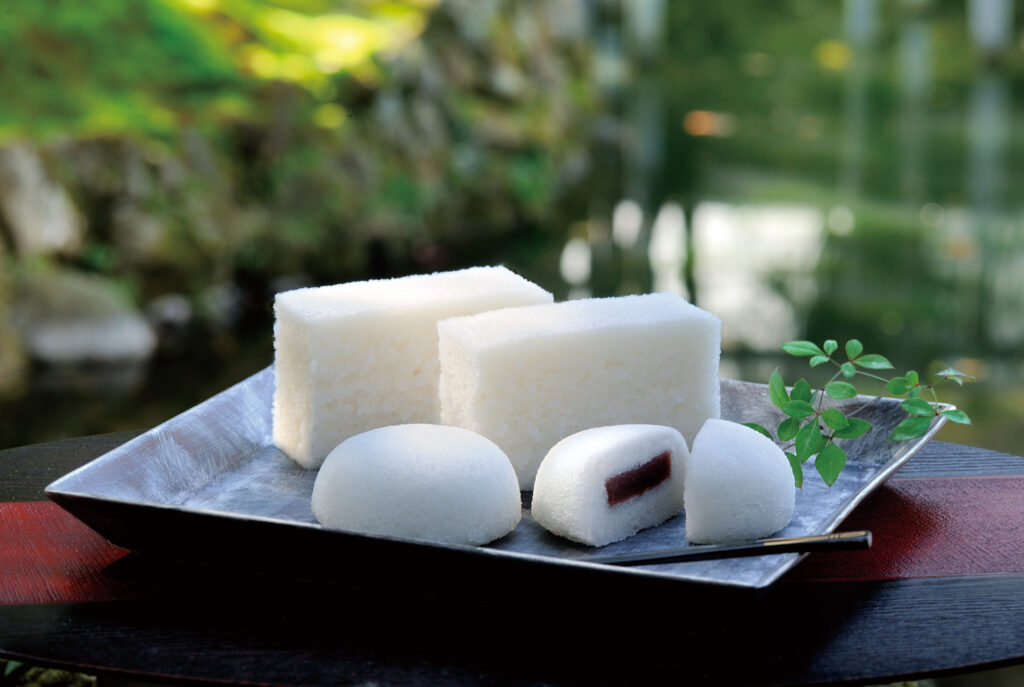 山芋を主原料にした薩摩の伝統菓子かるかん。ふんわりとした食感とやさしい甘さが魅力。