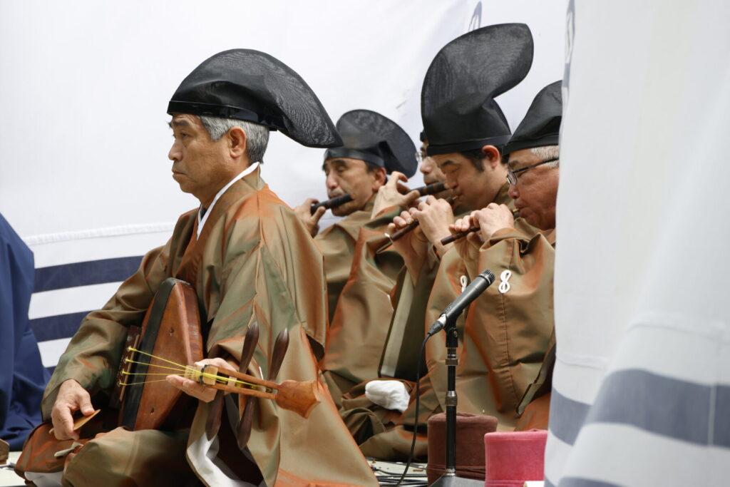 伝統衣装を身にまとい、雅楽を演奏する薩摩雅会