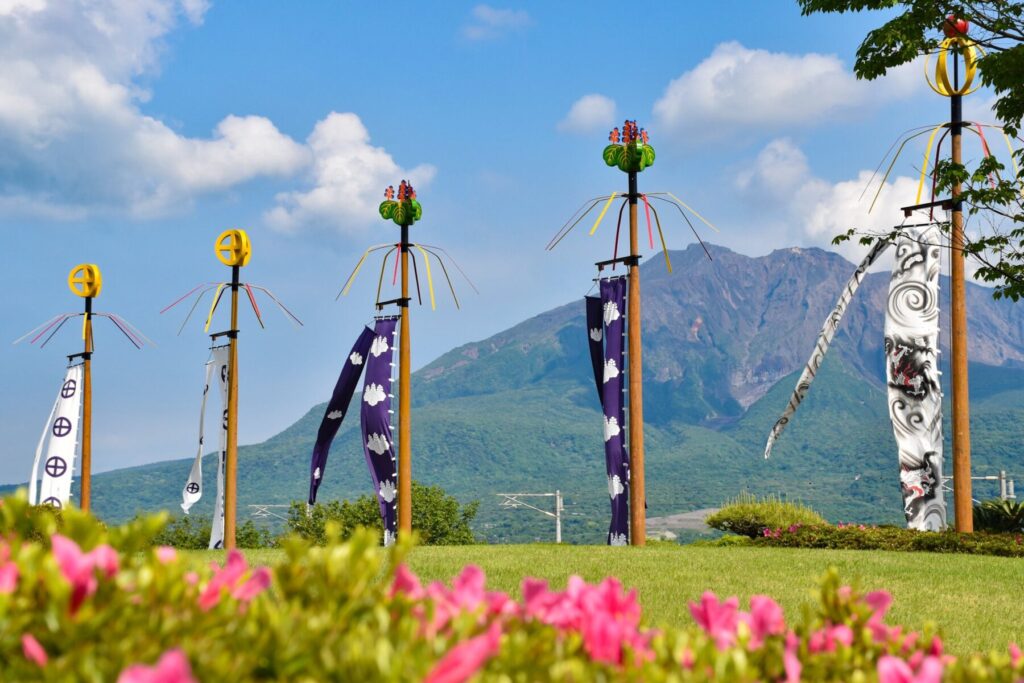 桜島を背景に立ち並ぶ仙巌園の五月幟