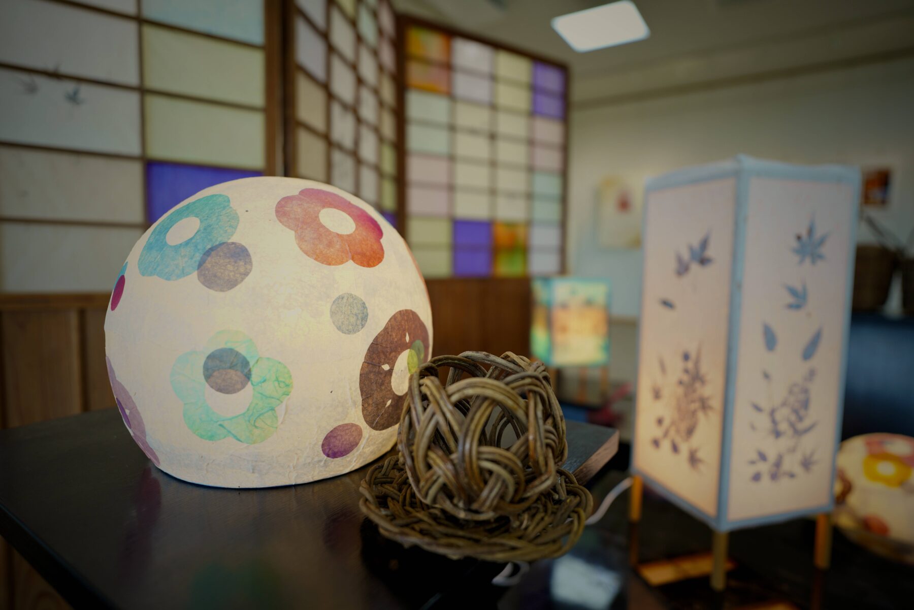 仙巌園・伝統文化体験施設の展示風景。鶴田手漉和紙やつづら工芸などの伝統的工芸品を展示。